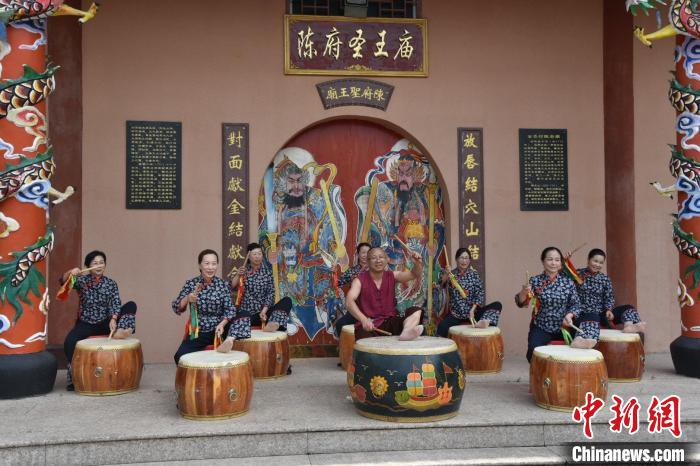 温州洞头传统非遗“脚擂鼓”表演 范宇斌 摄