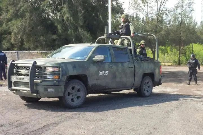 图为2015年5月22日拍摄的照片，在墨西哥但瓦托镇，安全部队人员在警戒。当天，警方与犯罪团伙在该镇交火，造成至少43人死亡，其中包括1名警察。（新华社发）