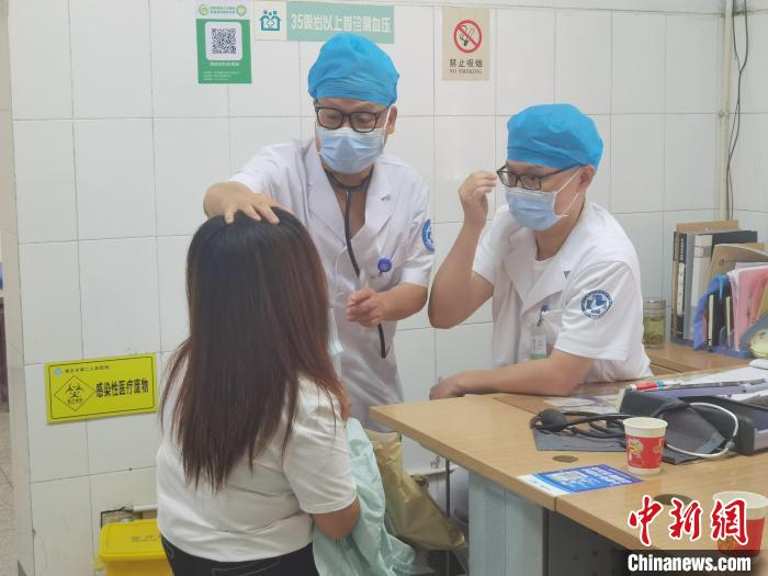 父子二人共同看诊 周孙榆 摄