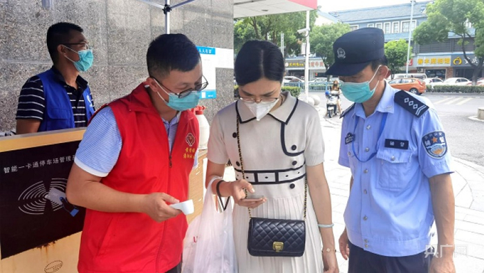 社区警务和工作人员查验苏康码（央广网发 翁兆君摄）