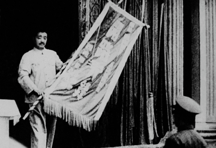 ▲贺龙将“开路先锋”旗帜授予西南铁路工程局等筑路大军。