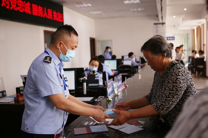 民警正在为群众办理事项 （央广网发 江津区公安局供图）