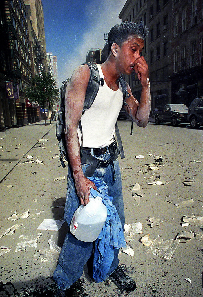  双子塔被劫持的飞机击中后，附近一名男子惊恐万分