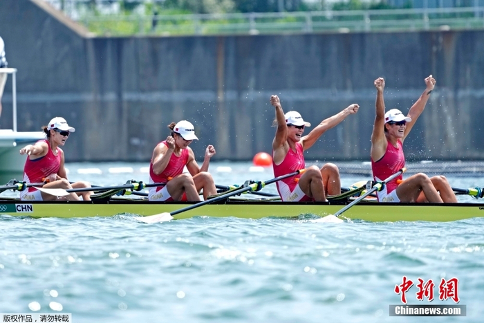 金花们在东京奥运赛场庆祝胜利。中新社记者 韩海丹 摄