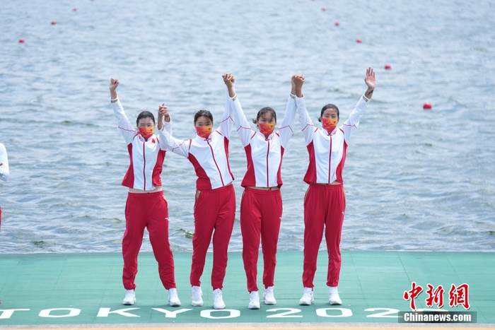 金花们庆祝奥运夺冠。中新社记者 韩海丹 摄