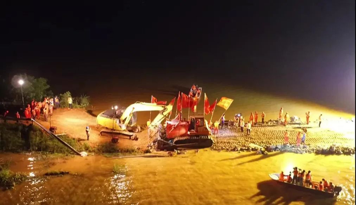 ▲江西鄱阳问桂道圩堤合龙时拍下的照片。