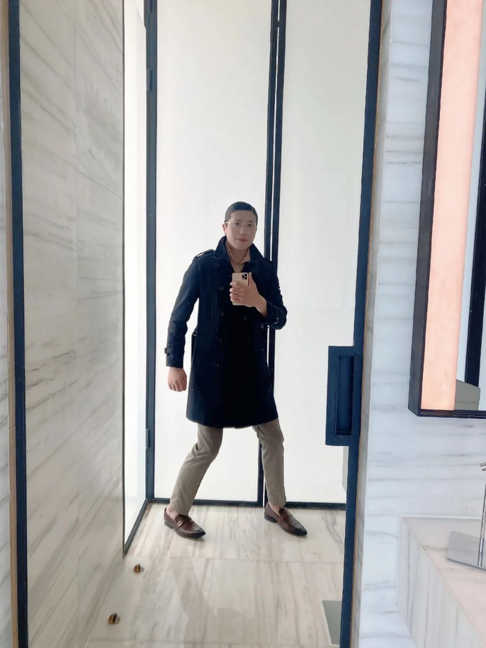 徐勤根怪异的拍照姿势 （图片来源：微博can_徐先生）