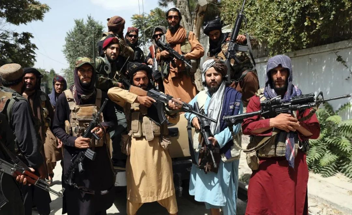 当地时间2021年8月19日，阿富汗喀布尔，塔利班武装人员在街头巡逻，庆祝阿富汗独立日。当天是阿富汗脱离英国统治、独立102周年的纪念日。图/IC photo