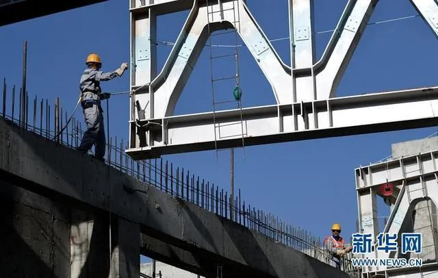 中国援建阿富汗喀布尔大学礼堂正在吊装钢屋架