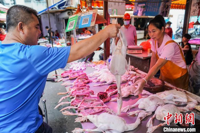 图为南宁建政路菜市，市民选购白条鸭。　陈冠言 摄
