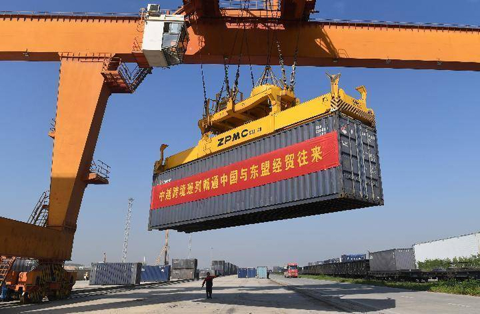 这是2020年11月11日在广西南宁国际铁路港拍摄的资料照片，工人在吊装集装箱。（新华社记者陆波岸摄）