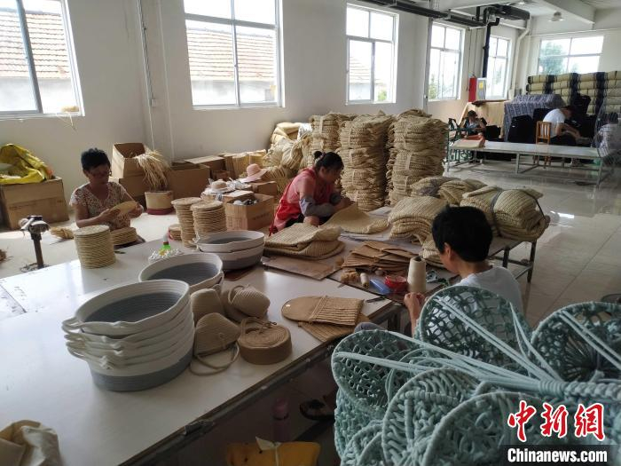 平度新河草编产品远销亚洲、欧洲、美洲等50余个国家和地区，产值破30亿元。　胡耀杰 摄