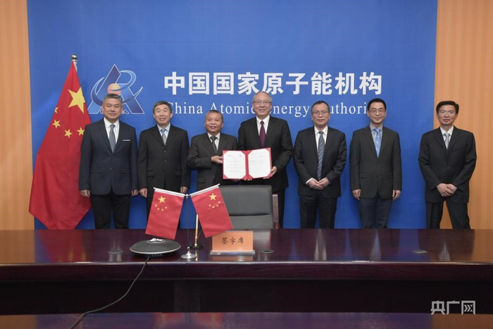 中山大学校长罗俊（左四）出席签约仪式（央广网发 校方供图）