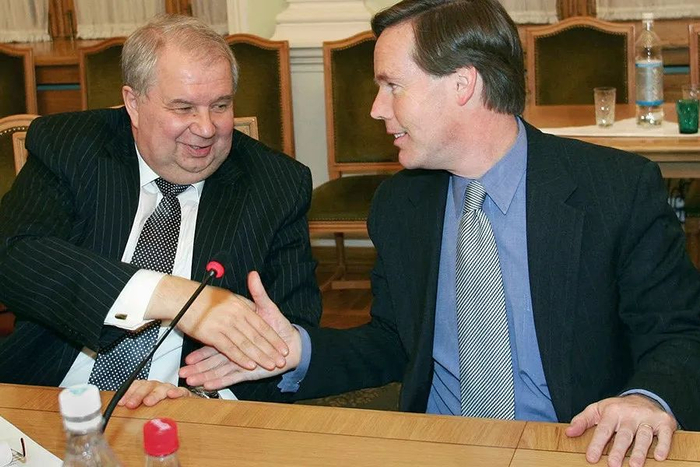 2005年12月2日，俄罗斯莫斯科，负责政治事务的美国副国务卿尼古拉斯·伯恩斯（前）与俄罗斯副外长谢尔盖·基斯里亚克举行工作会谈。图|人民视觉