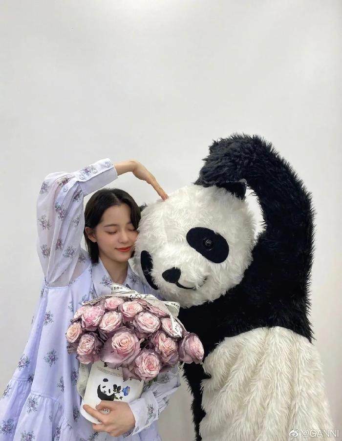 欧阳娜娜身穿北欧品牌Ganni