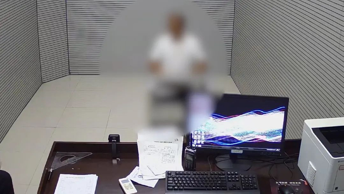 ▲男子被带到派出所
