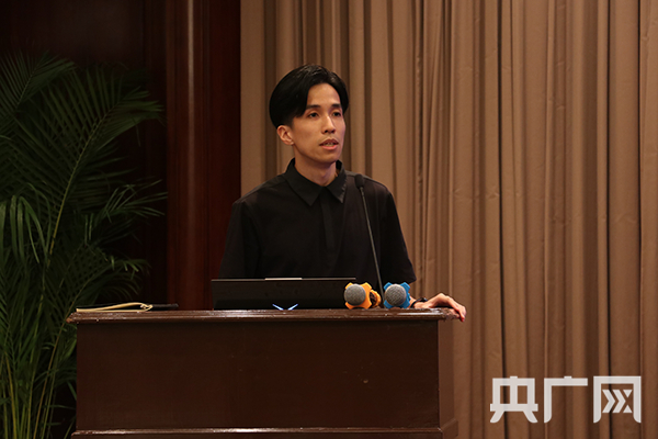 　　周畅做《浅谈现代木构建筑在福建的在地思考》主题分享（央广网发 叶兴铸摄）