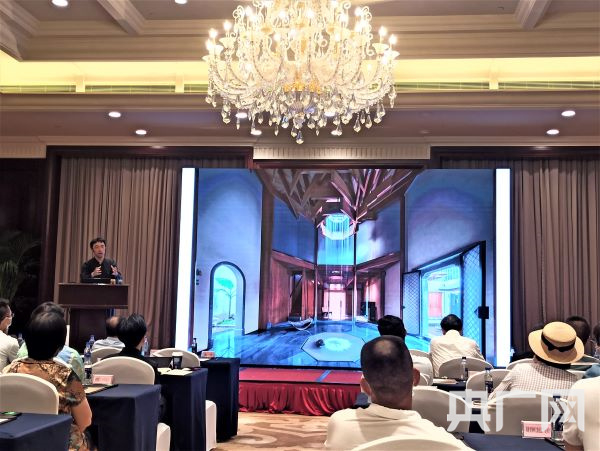 　　马岛做《介于手工和工业之间的当代木构美学》主题分享（央广网发 罗晓英摄）