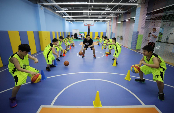  河北省衡水市一家少年篮球培训机构举办暑期“篮球营”。