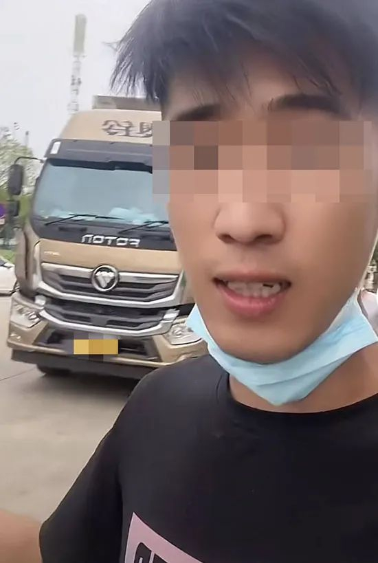 货车司机小王发布视频称，将货物运达目的地却收不到运费（视频截图）  