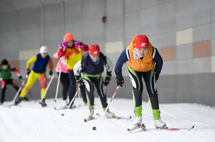 吉林市越野滑雪青少年兴趣班练习越野滑雪。