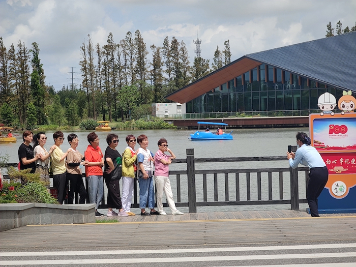 公园内前来“打卡”的游客（央广网记者 韩晓余 摄）