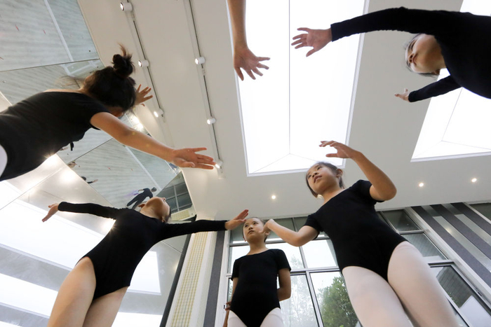  贵阳市向阳实验小学与培训机构合作，推出艺术体操进校园活动。