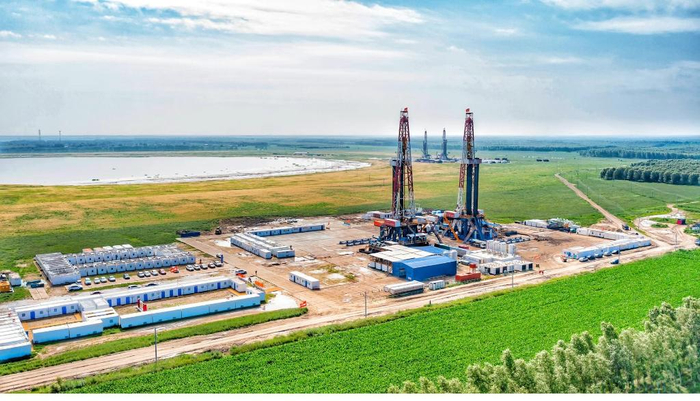 图为大庆油田1205钻井队所在的井场。（资料照片）