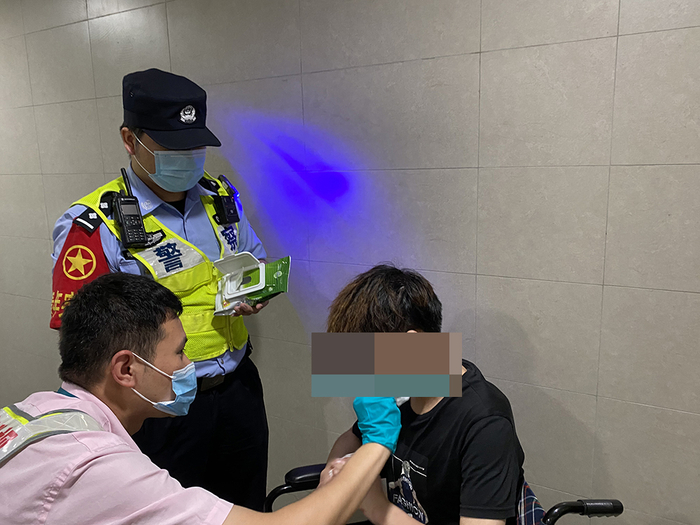 地铁工作人员帮助晕倒男子处理伤口。 上海地铁 供图