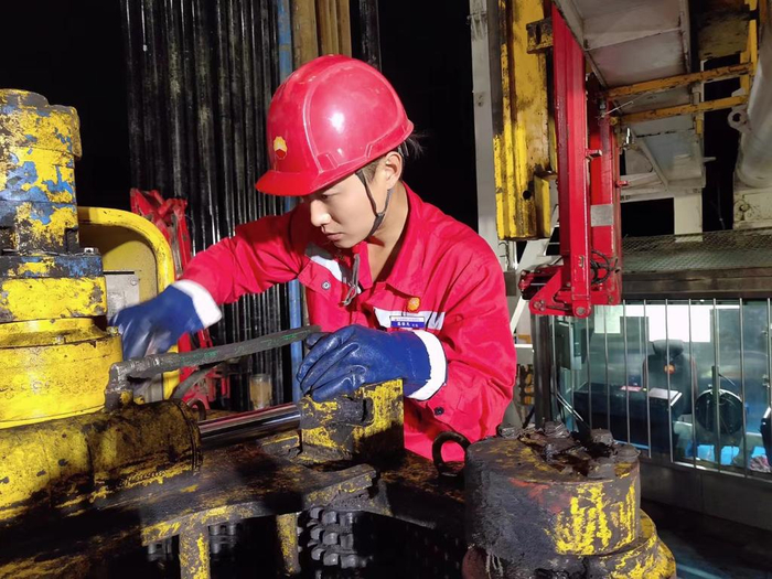 大庆油田1205钻井队工人葛依凡在检查设备。（资料照片）