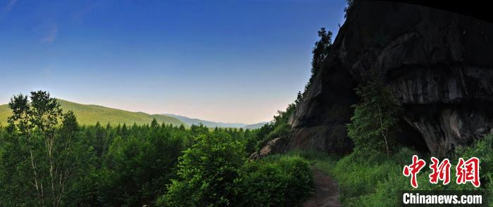 图为地处大兴安岭中的嘎仙洞。　鄂伦春自治旗文化和旅游局供图