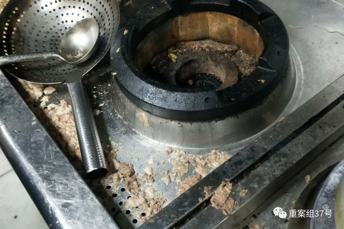 ▲6月30日，胖哥俩肉蟹煲合生汇店，灶台上的污渍长时间无人清理，勺子也会堆积在灶台上。