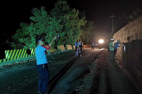 安康铁路公安处西乡站派出所民警现场紧急抢修（央广网发 安康铁警供图）