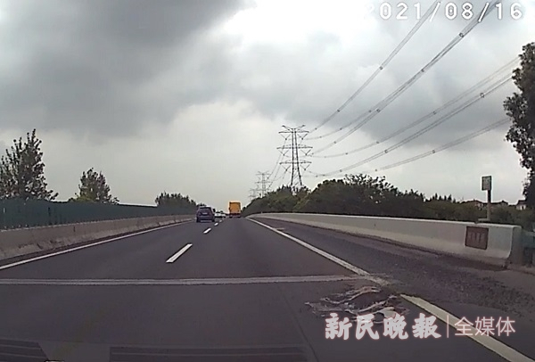 图说：沪芦高速沪南公路至临港收费站有100多个坑塘  陈浩 摄（下同） 