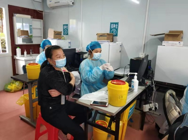 图为：市民准备接种疫苗 央广网发 通讯员供图
