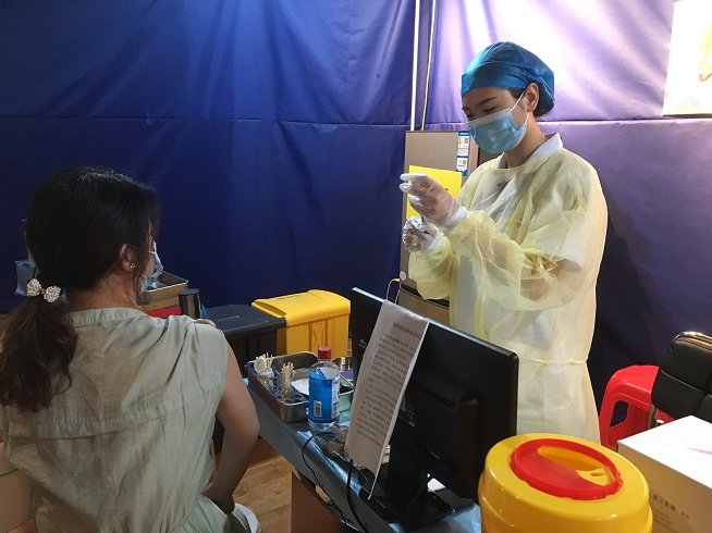 图为：医护人员准备为市民接种疫苗 央广网发 通讯员供图