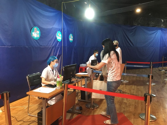 图为：市民进行疫苗接种前的登记 央广网发 通讯员供图