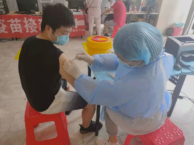 图为：医护人员为市民接种疫苗 记者张迪 摄