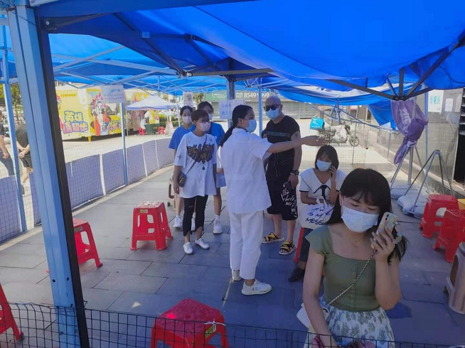 图为：医护人员为留观区市民提供服务 记者张迪 摄