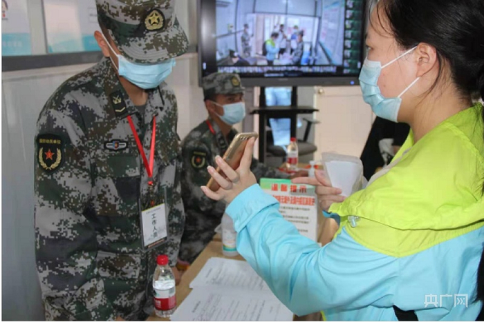 查看参检人员两码（央广网发 孙荣摄）