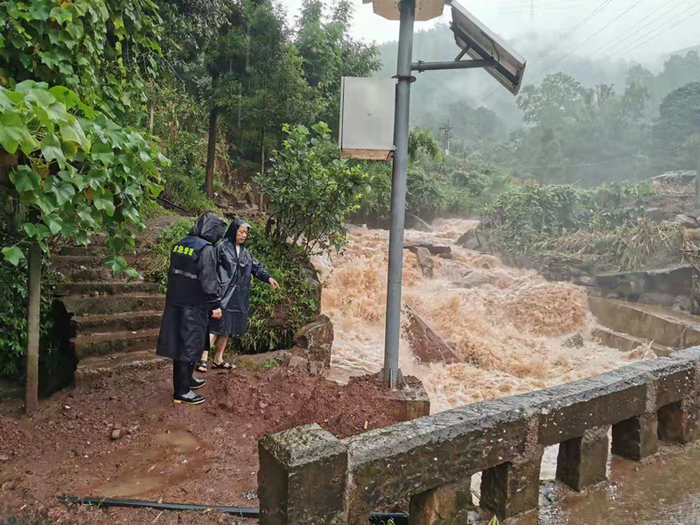 救援队正在勘察当地灾情，针对性开展“防汛应急力量编成”&nbsp; &nbsp;来源：央视新闻