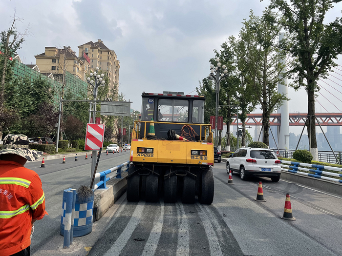 先进的施工车（央广网发 南滨路建设发展中心供图）