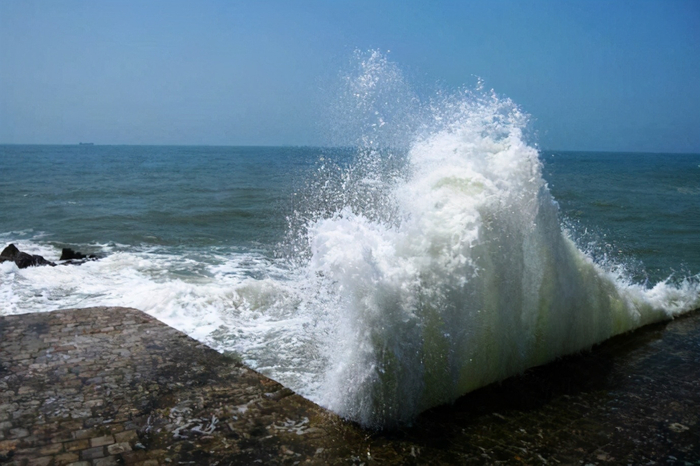 大海为何会潮涨潮落?涨潮的海水从哪来,退潮的海水又回哪去了?