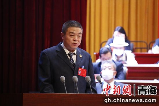 图为张亚邦在作提案工作情况汇报。祁妙摄