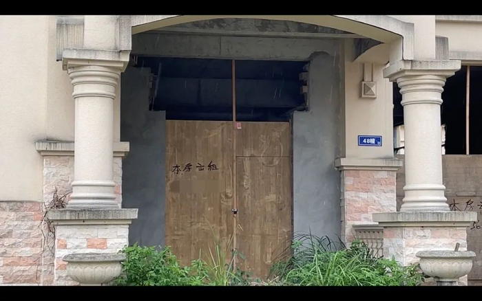 ▲空置房屋门前的转让、出租标识。新京报调查组 摄