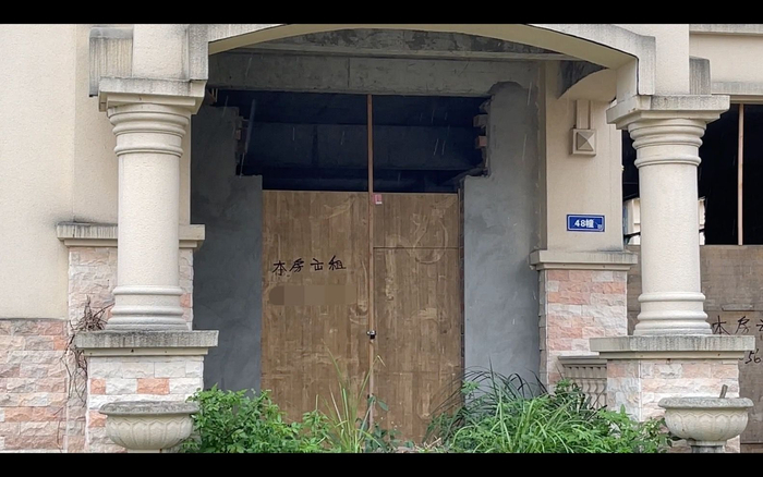 空置房屋门前的转让、出租标识。新京报调查组 摄