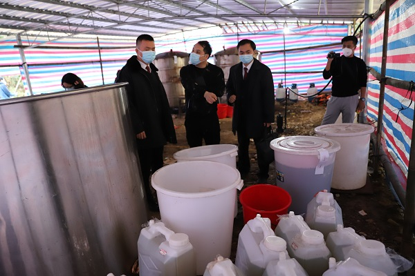 检察官到案发现场了解情况