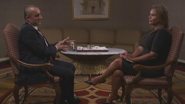 萨利赫（左）接受采访，视频截图 