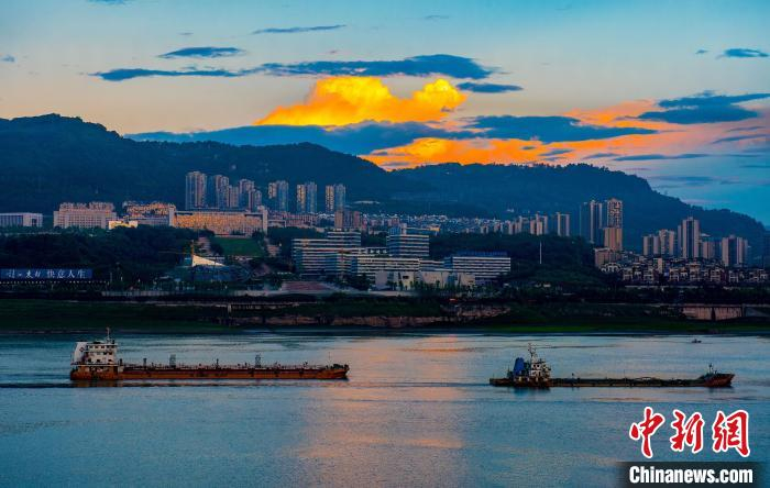 图为长江万州段景观。　侯本艳 摄
