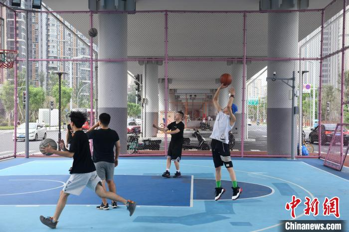 市民在高架桥下打篮球。　张浪 摄